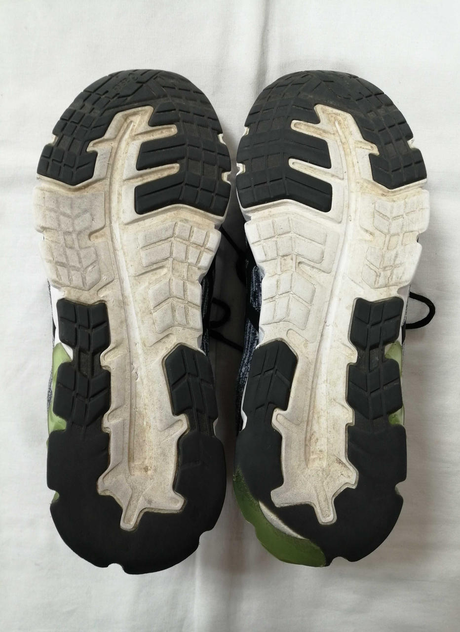 右足かかと部分ソール剥がれ有り