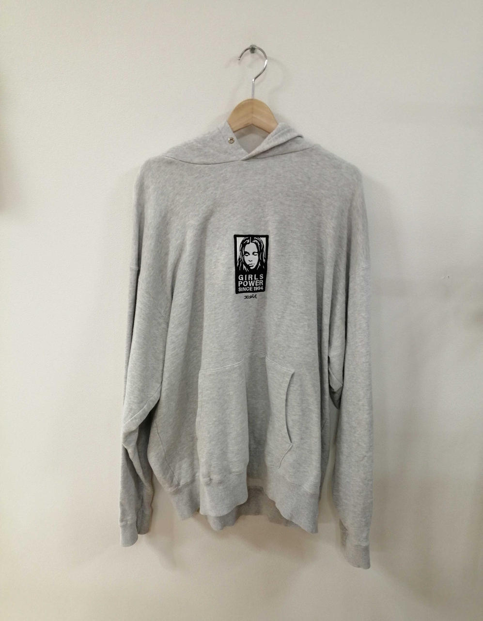 全体的に毛玉有り。首元紐欠品。