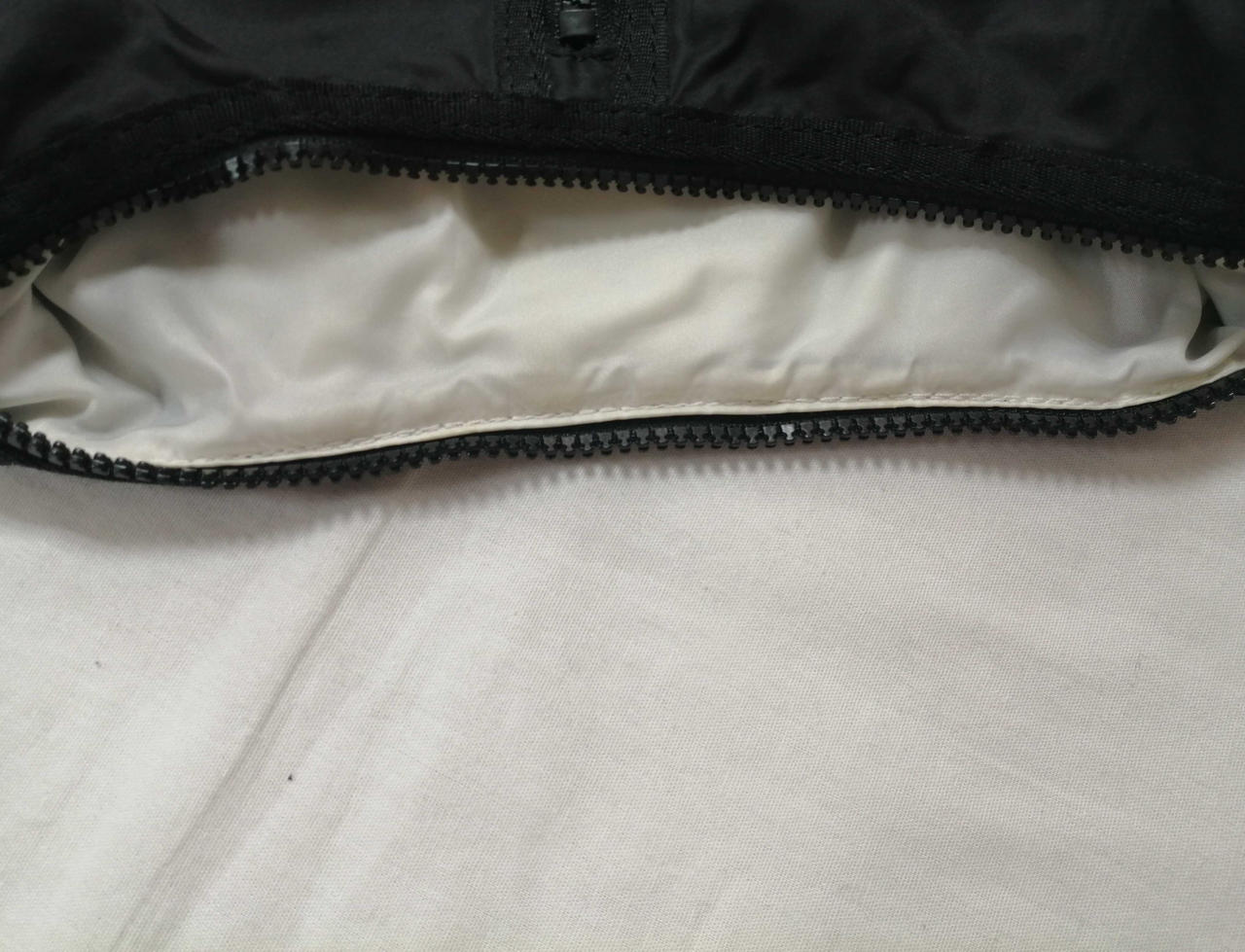 内側チャック付近汚れ有り