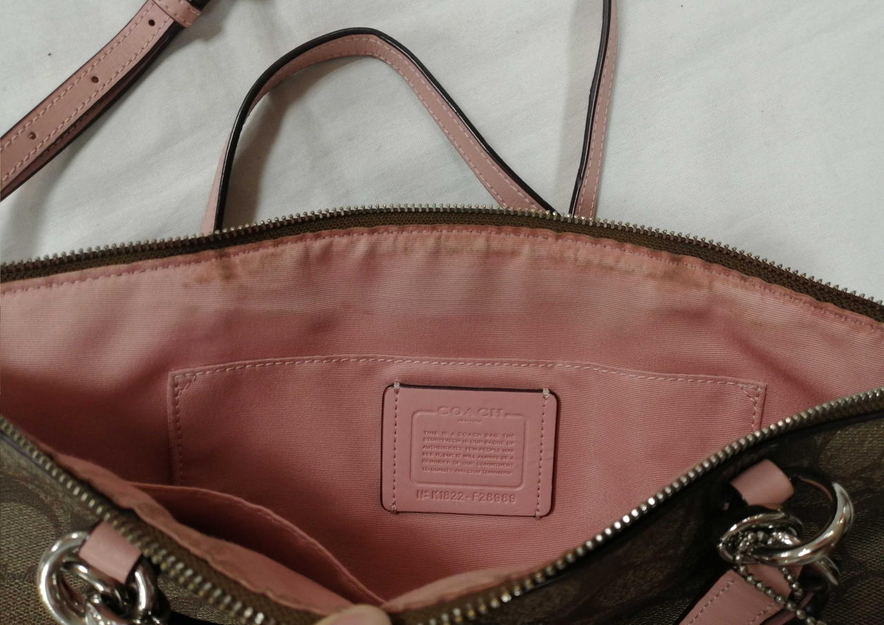 内部チャック付近汚れ有り