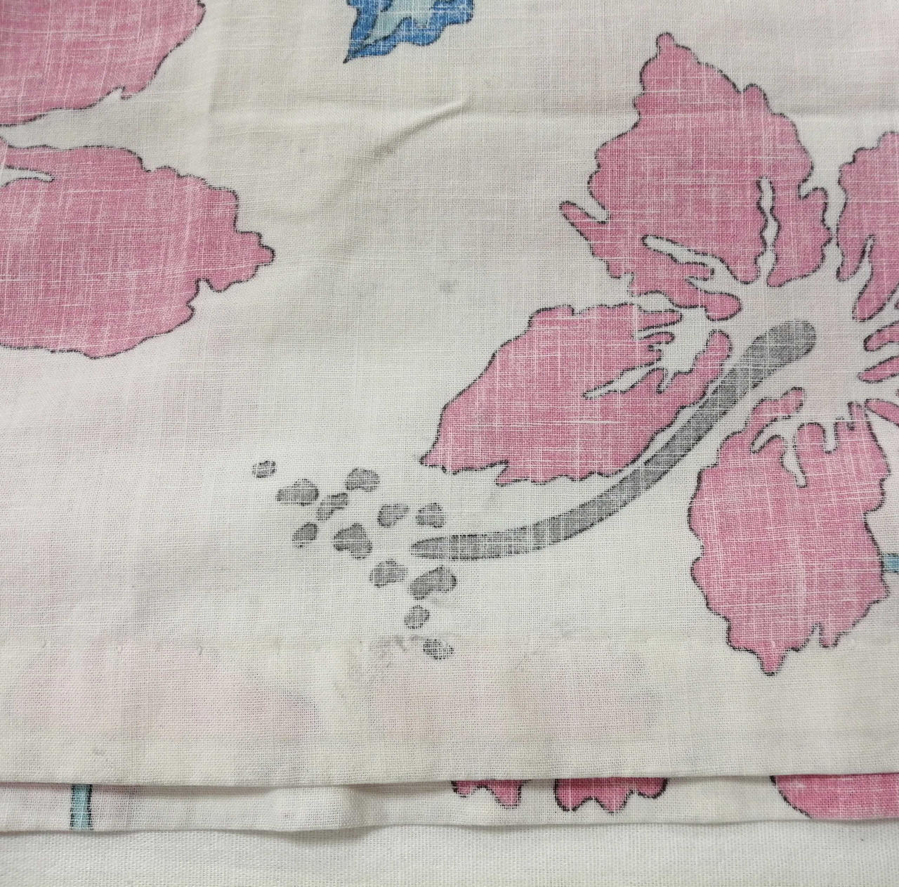 裾付近に汚れ有り