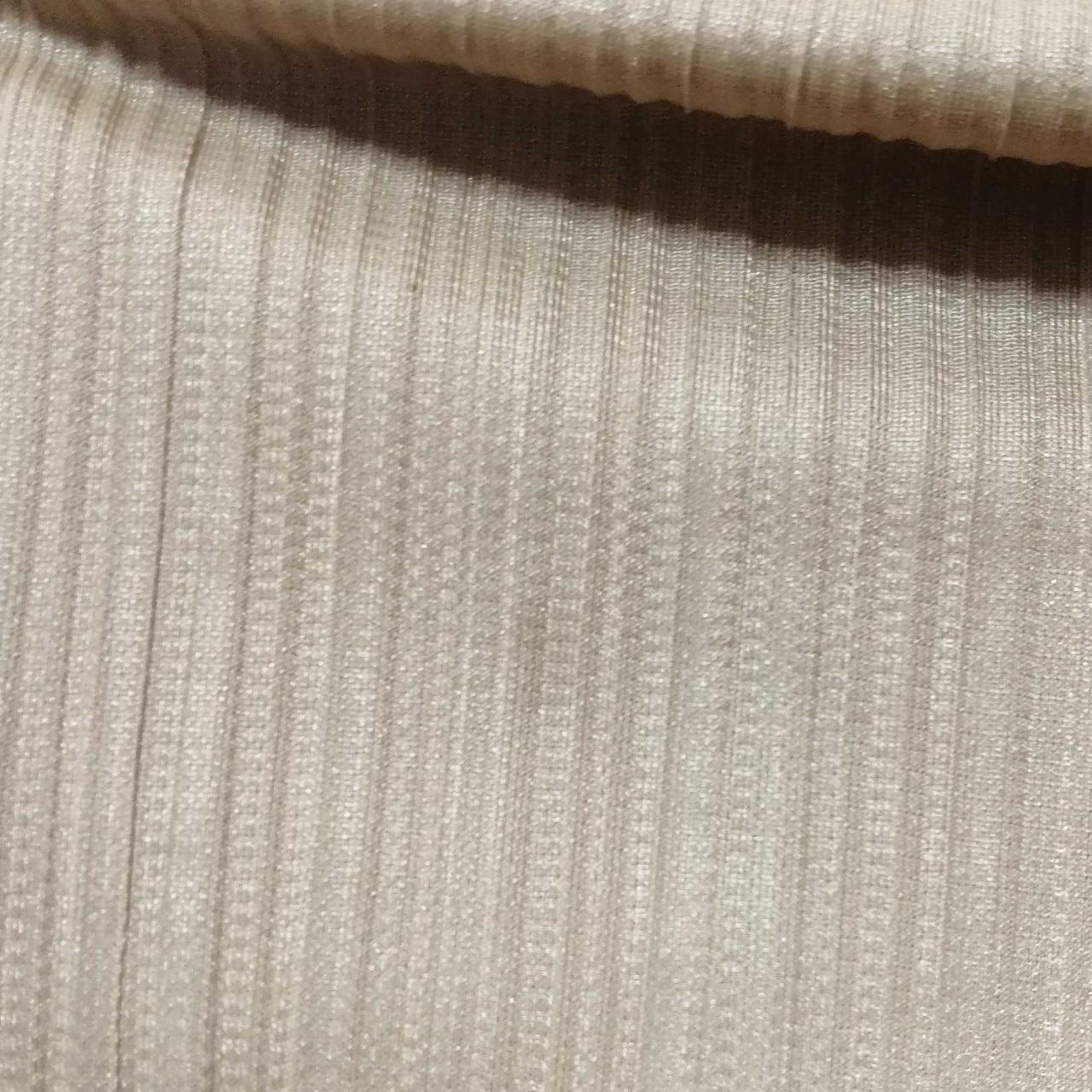背面に小さなシミ有り