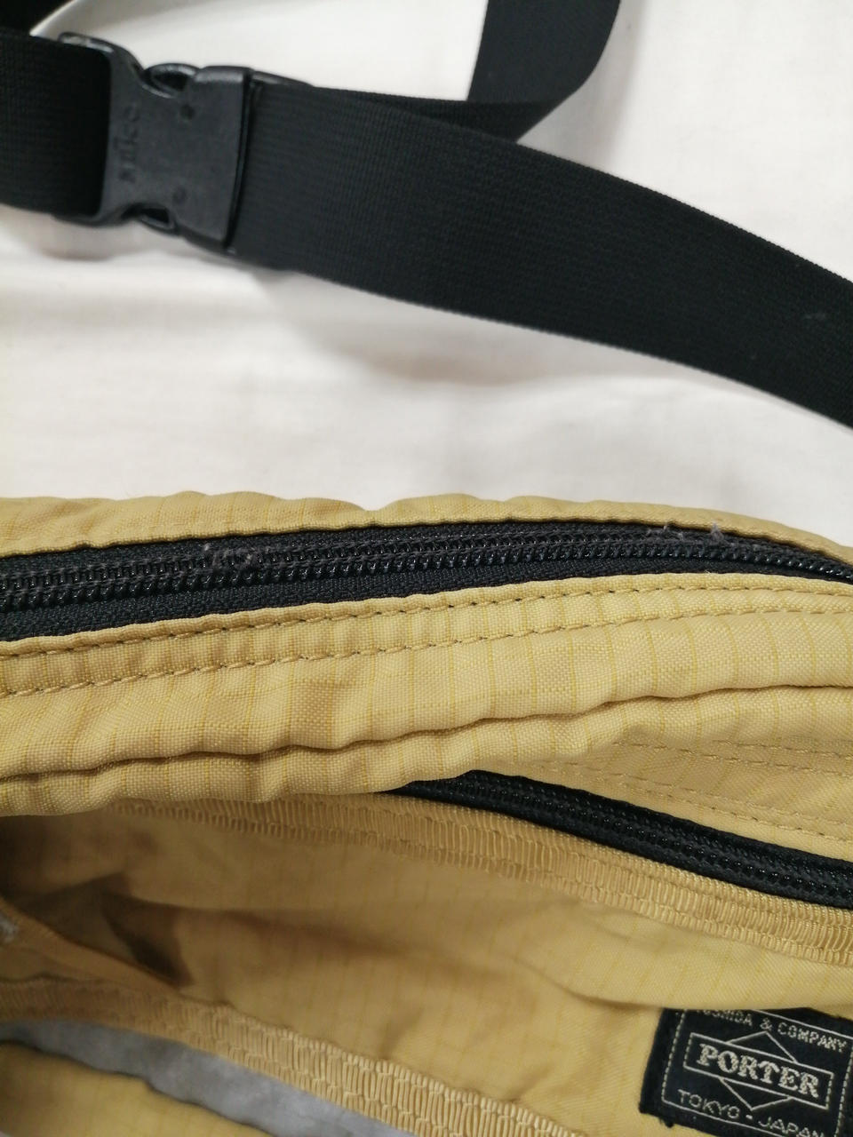 ファスナー部分飛び出し有り