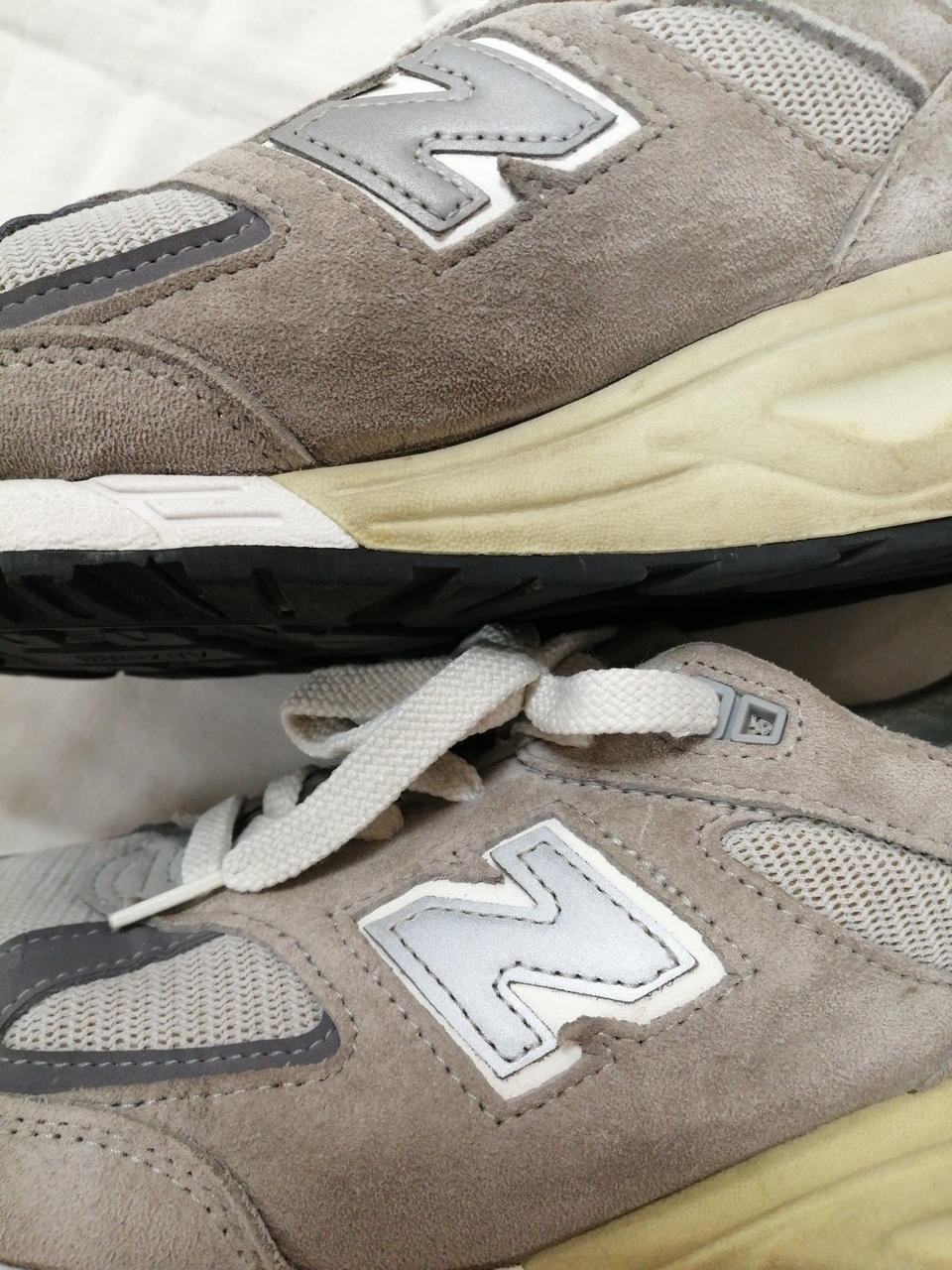 ロゴ付近の生地、少々浮いてます