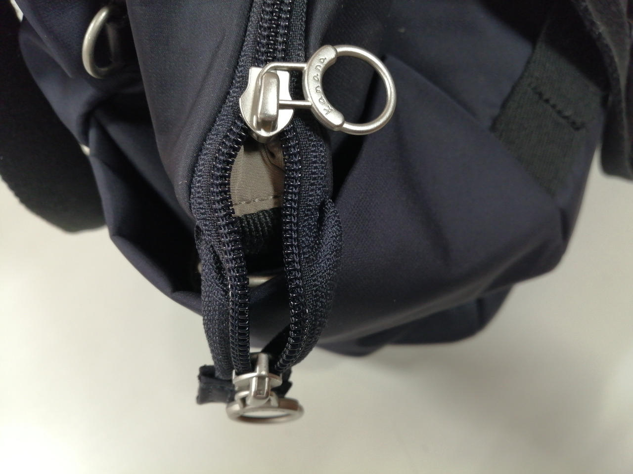 ファスナーが少し閉めにくくなっています