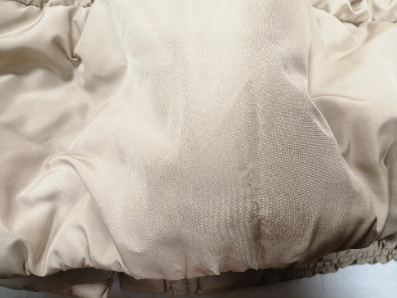 背面裾付近キズ有り