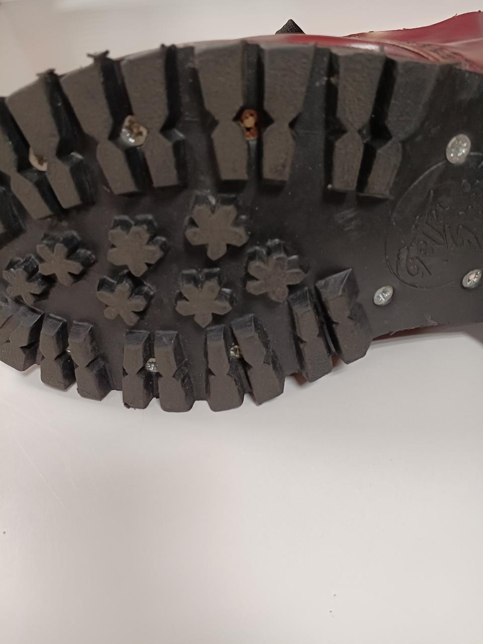 左ソールのボルト欠損あり