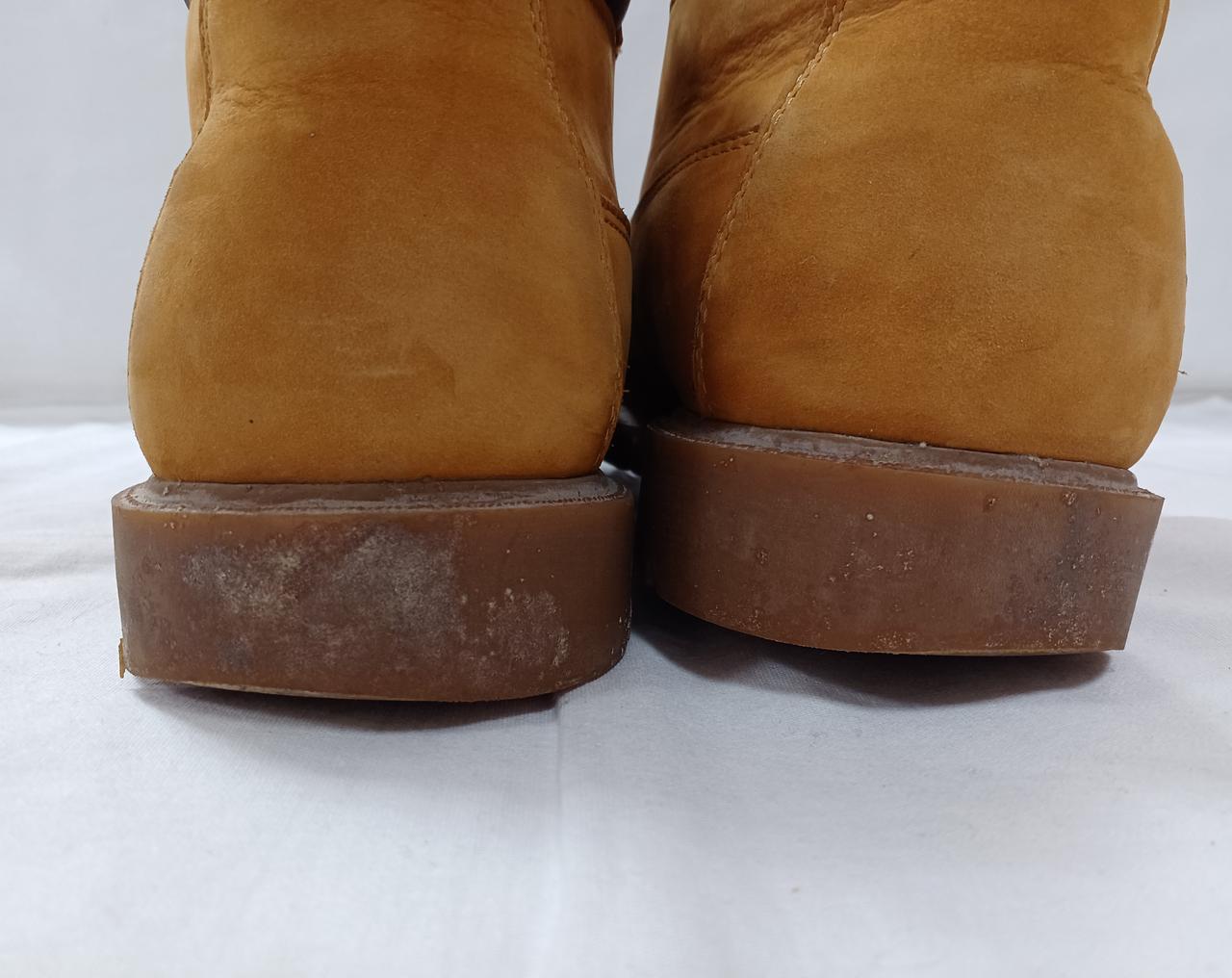 かかと部分にも目立つ汚れ有り