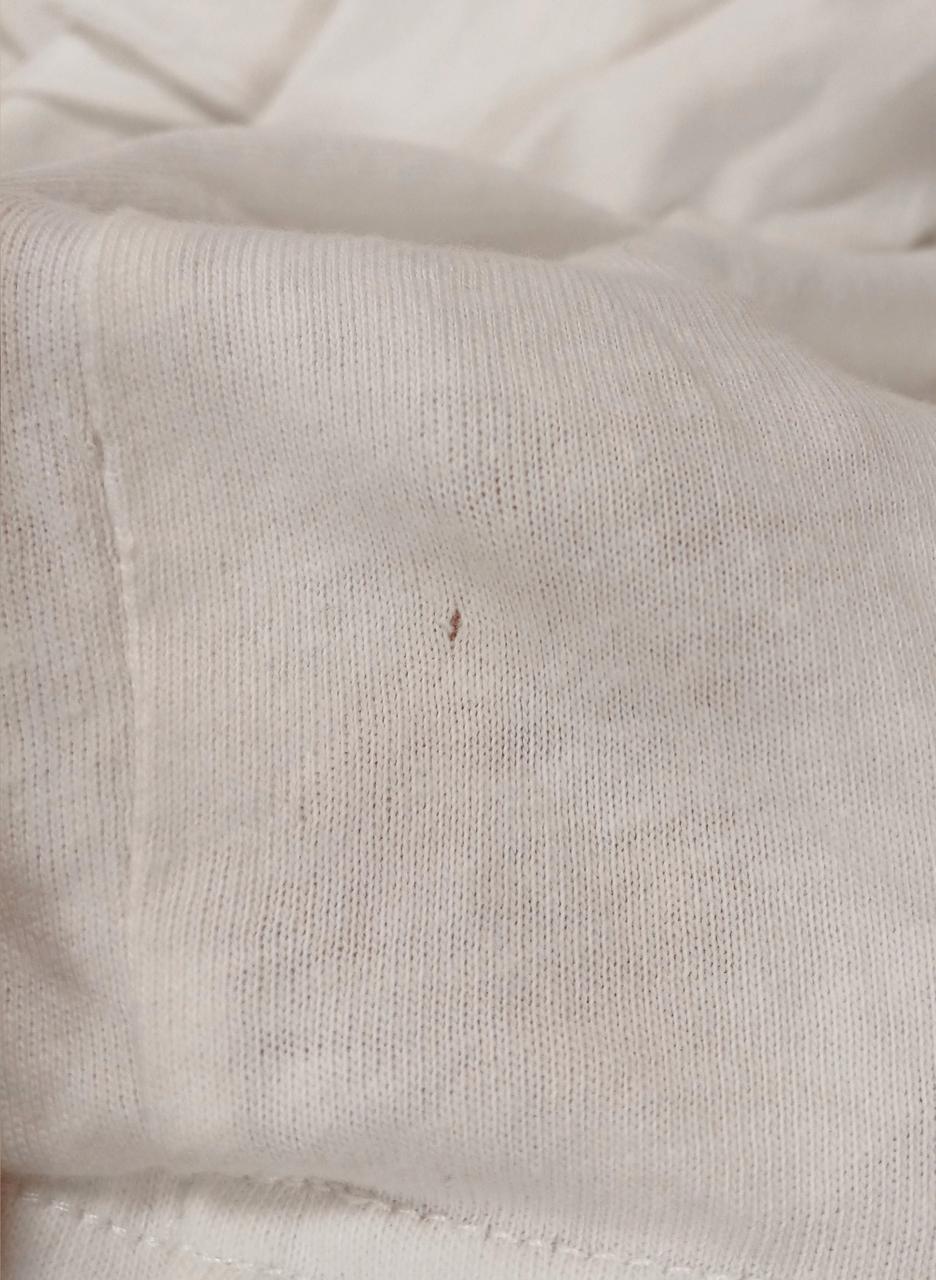 裾付近に小穴あり
