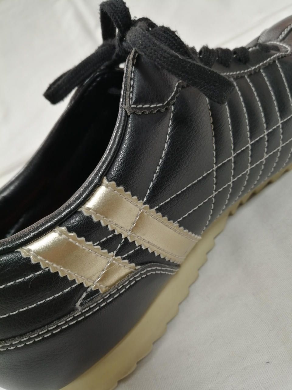 内側はゴールドカラー