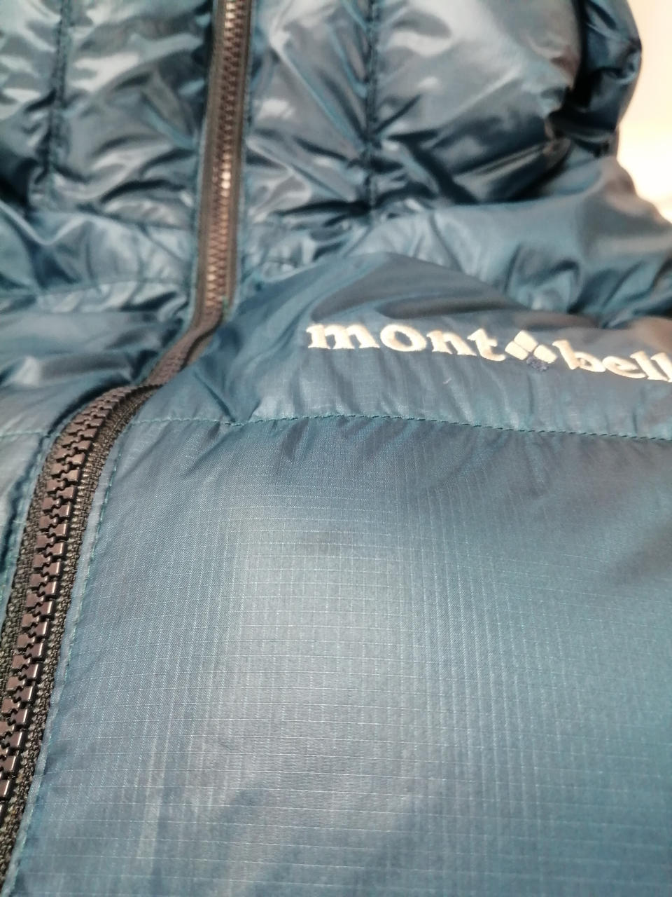 分かりづらいですが油染みのような汚れ有り