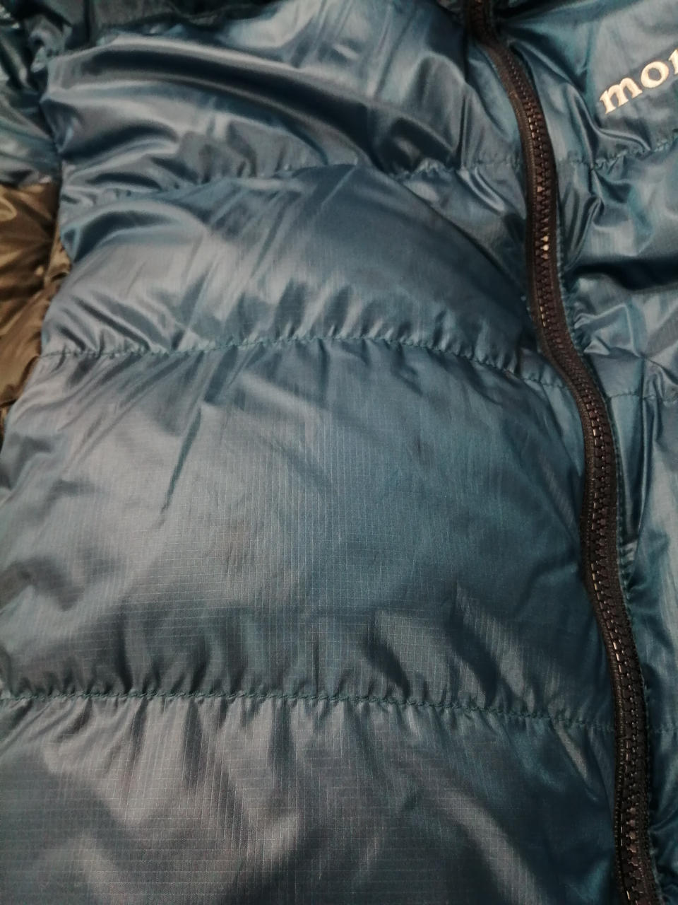 分かりづらいですが油染みのような汚れあり