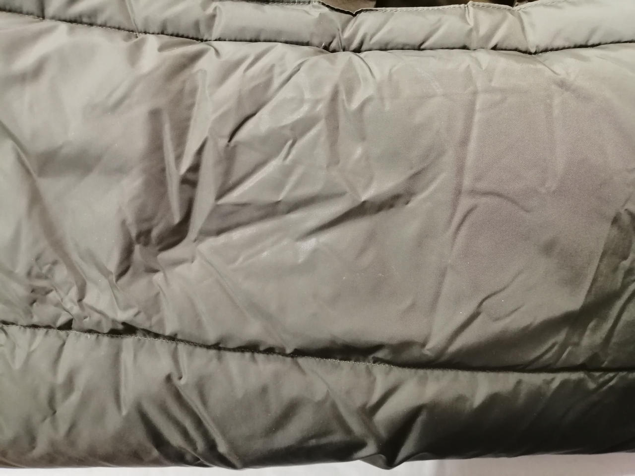 裾付近テカリ有り