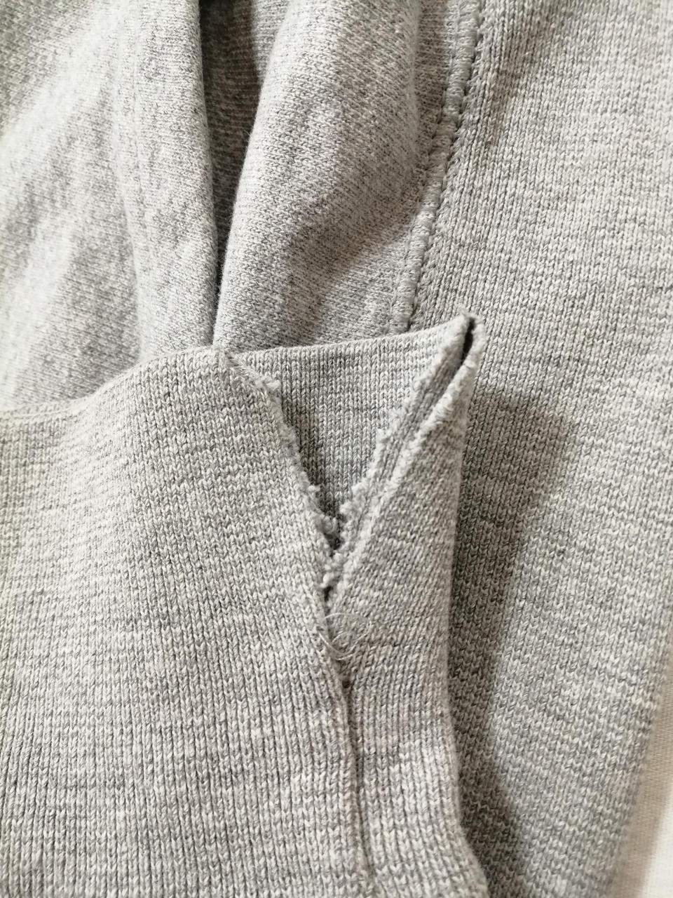 ほつれて裂け有り