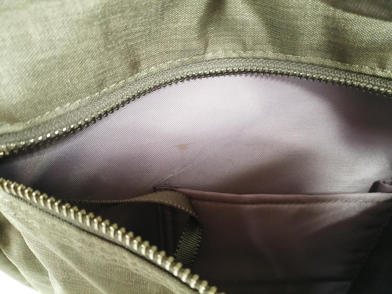 外側ポケットの内側に汚れ有り