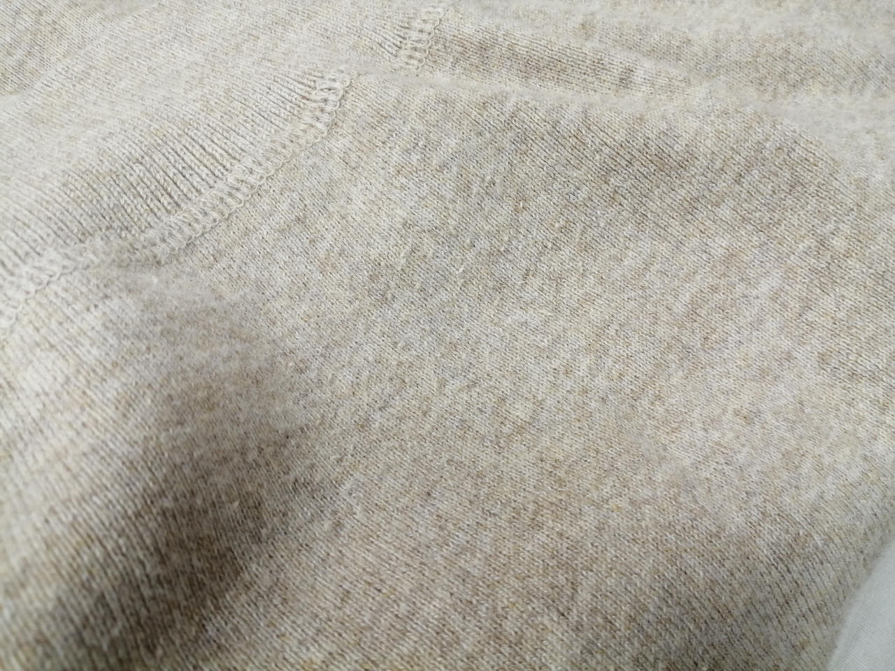 背面腰に毛玉有り