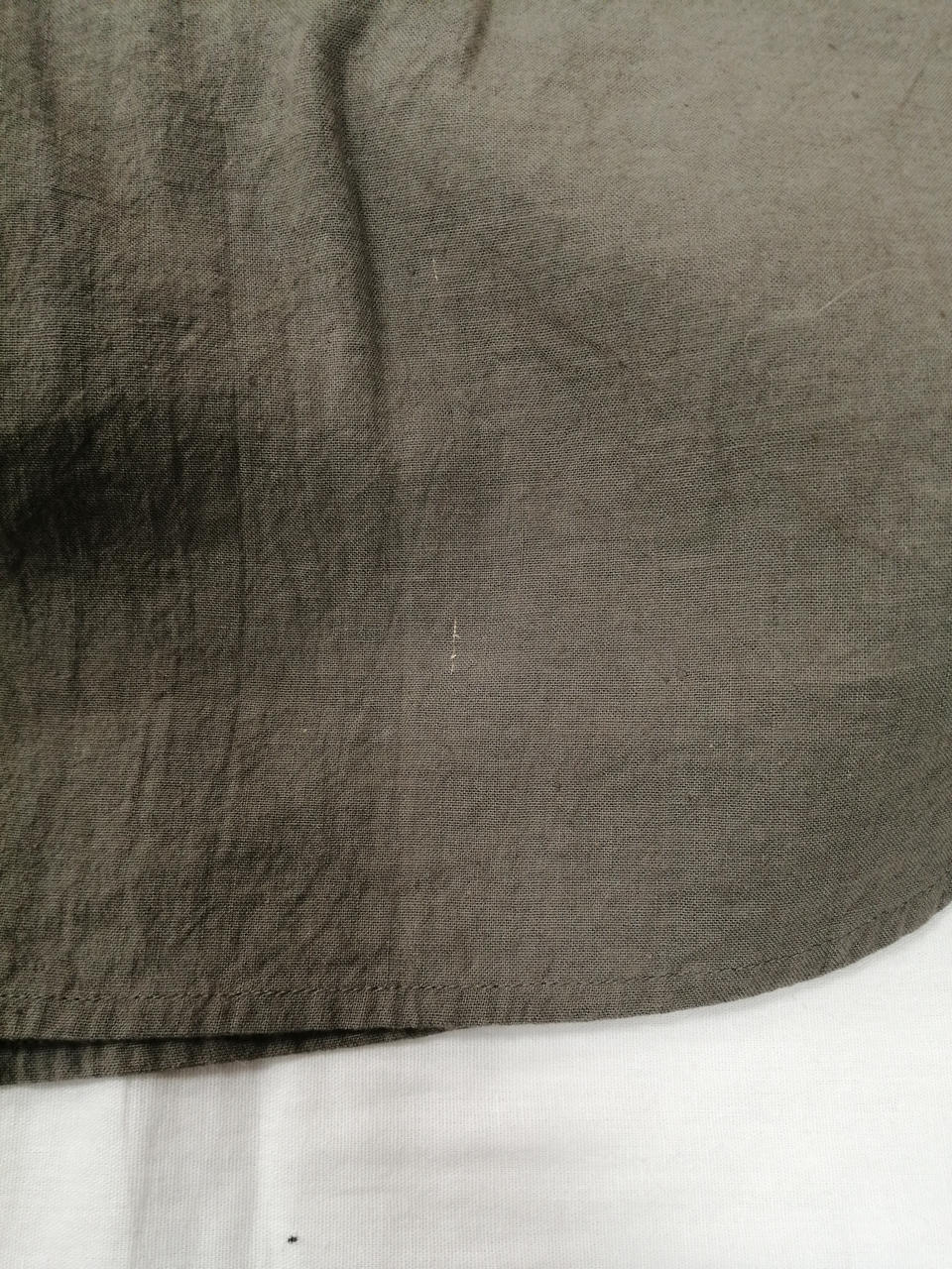 背面裾付近にキズ有り