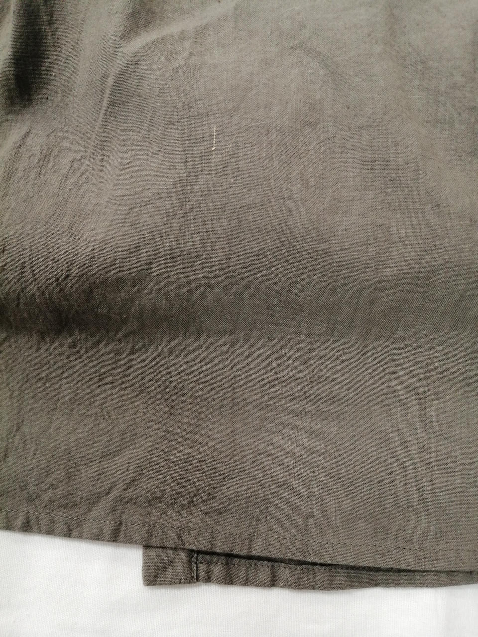 背面裾付近キズ有り