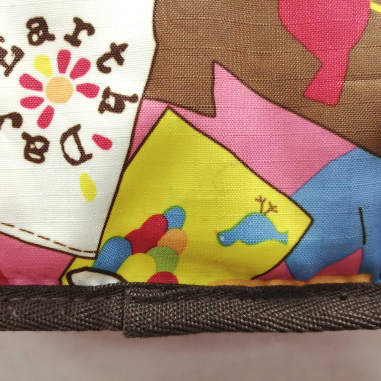 全体各所に黒い薄い汚れ