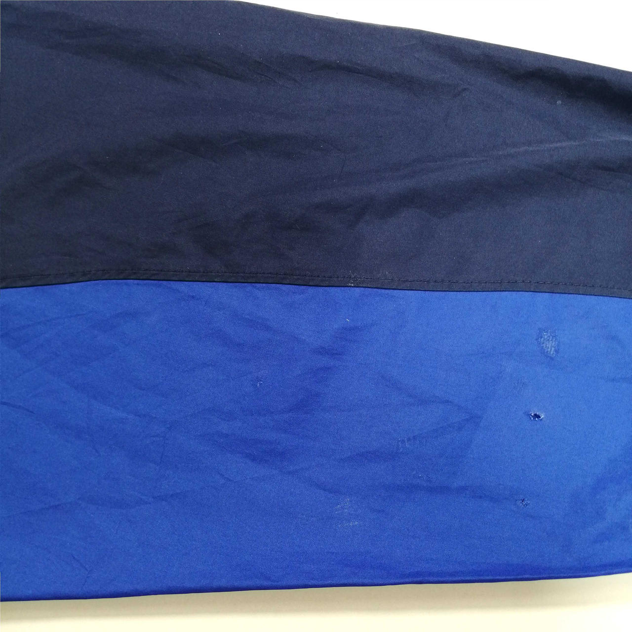 右袖に小さな穴・お汚れあり