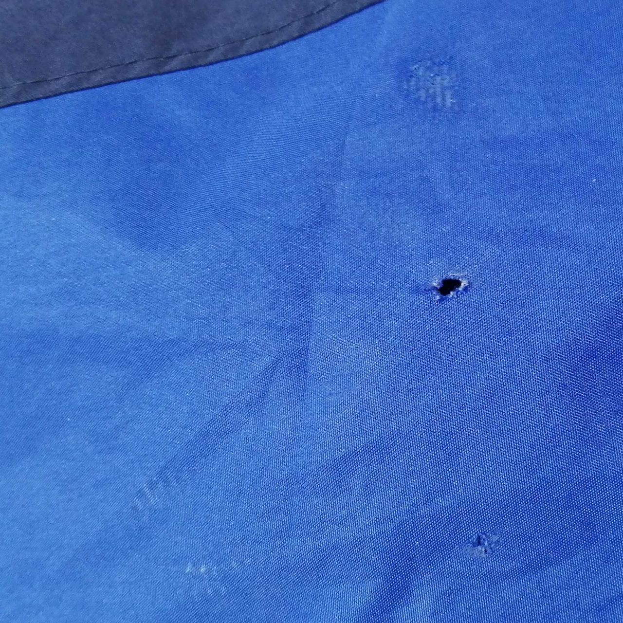 右袖に小さな穴・お汚れあり