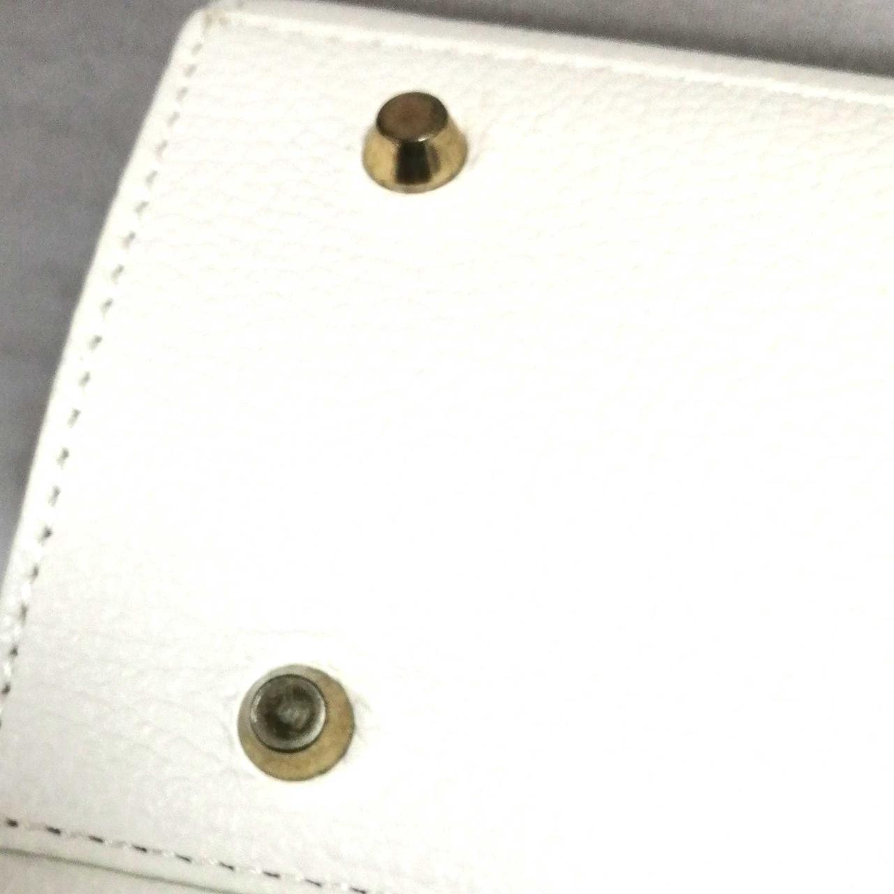 底鋲部分にキズ、クスミ有