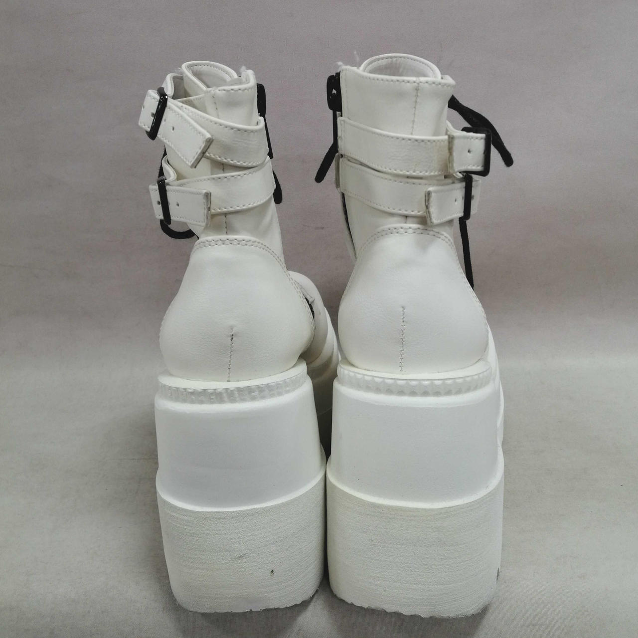 ソール部分にキズ、スレ有り。