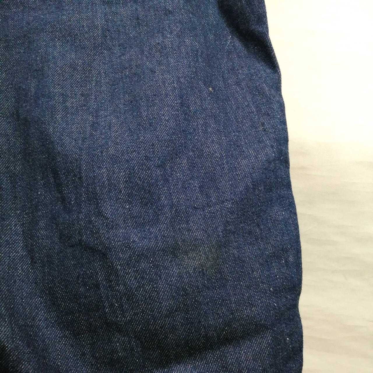 右側裾付近にシミがございます。