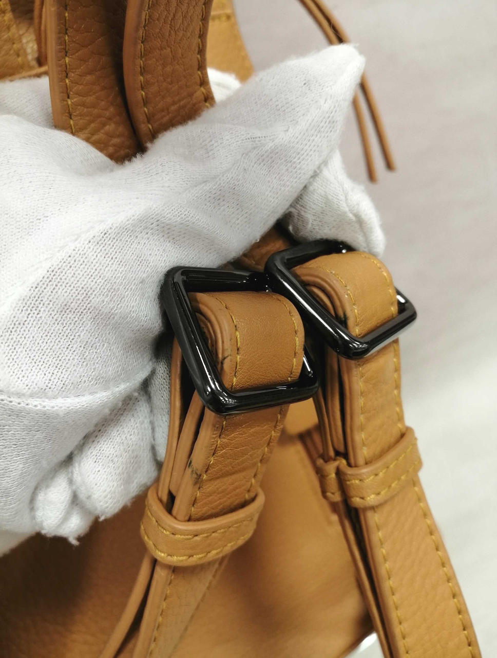 ベルトの金具部分にスレによる変色あります