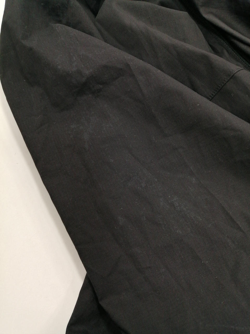 右肩薄く白いシミあり。