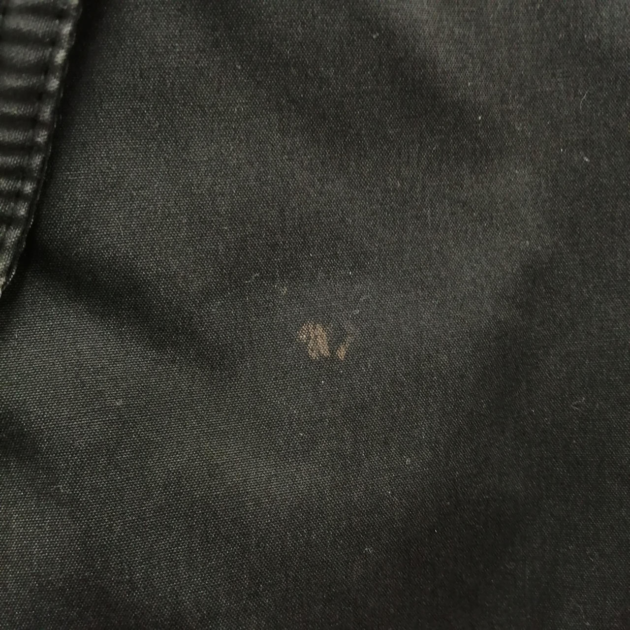 フロント向かって左側下部に汚れ