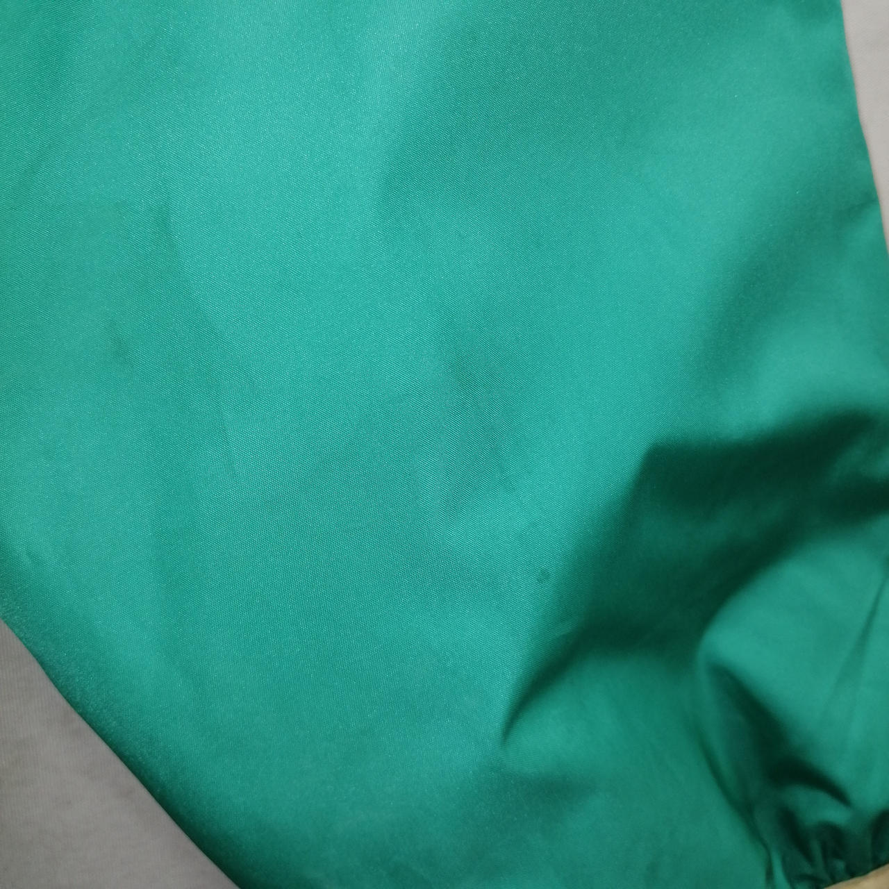 右袖後ろ側に薄い汚れ有