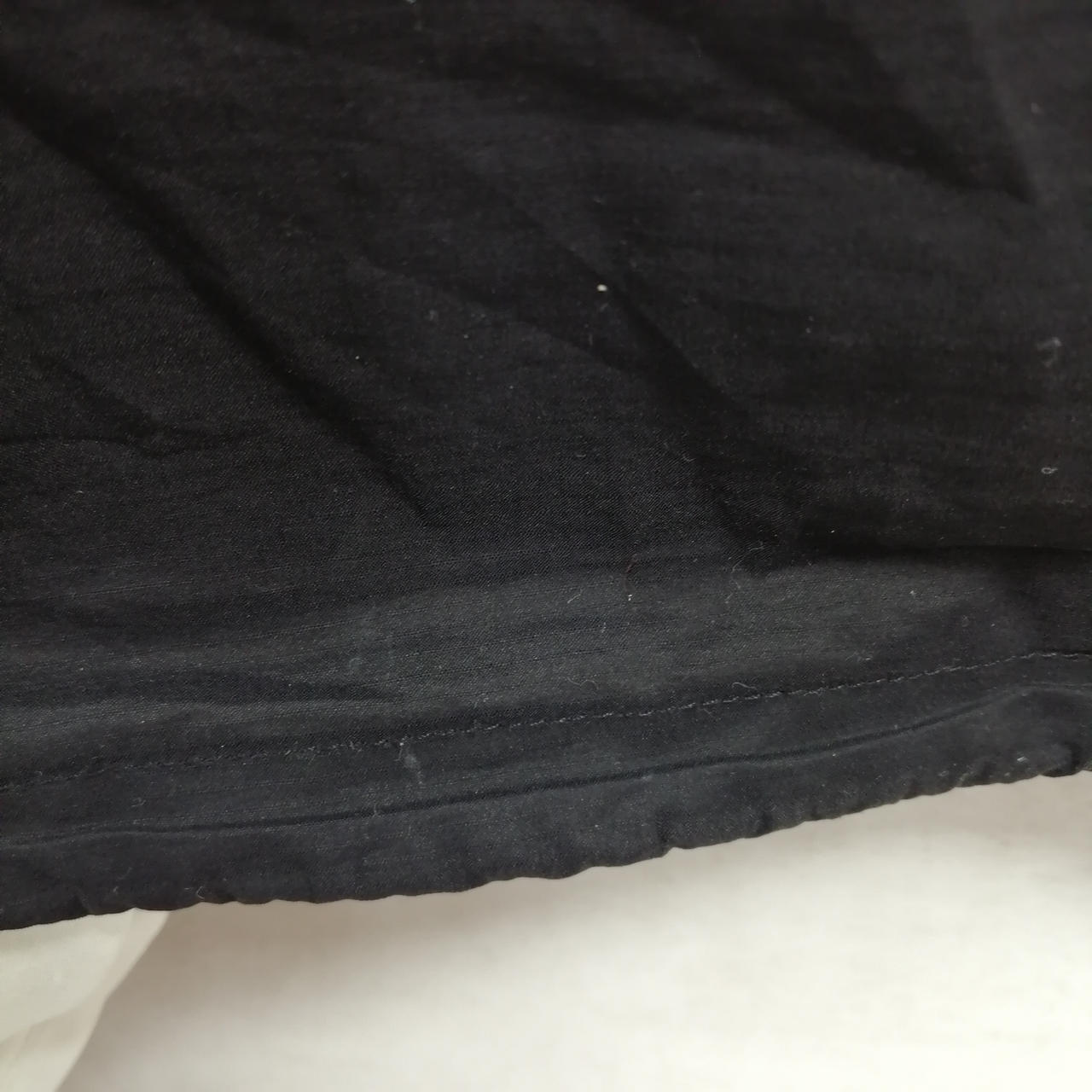 後ろ側裾に、小さなお破れあり。