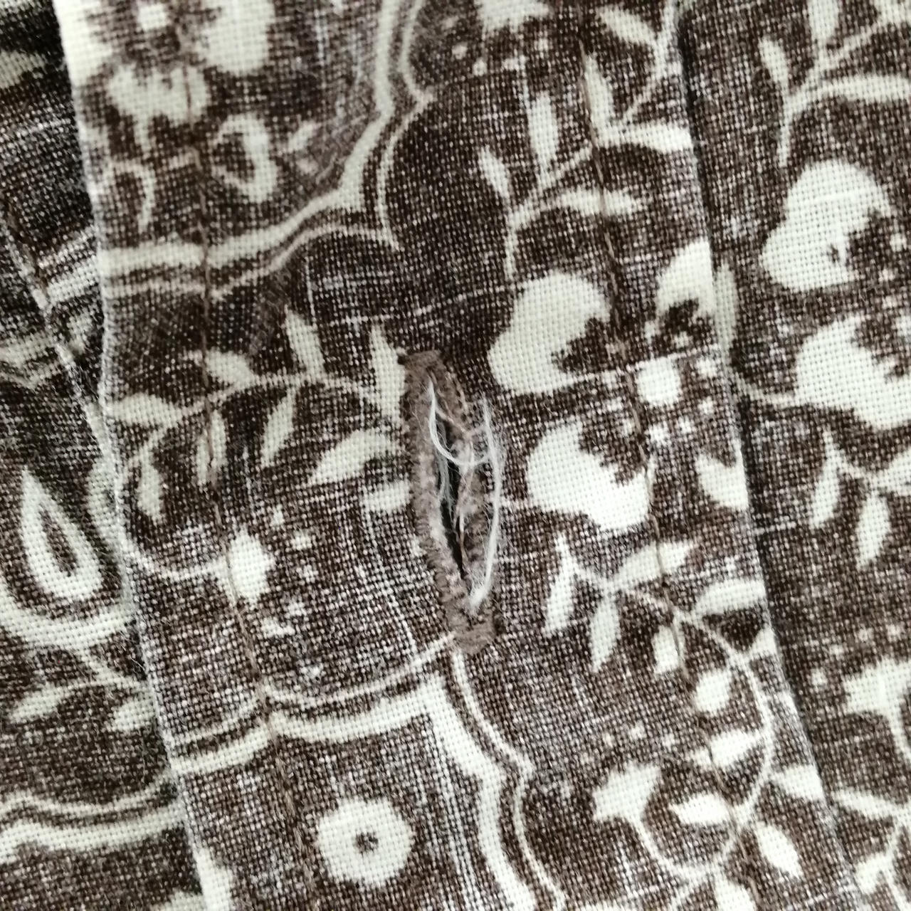 ボタンホール少々ホツレ