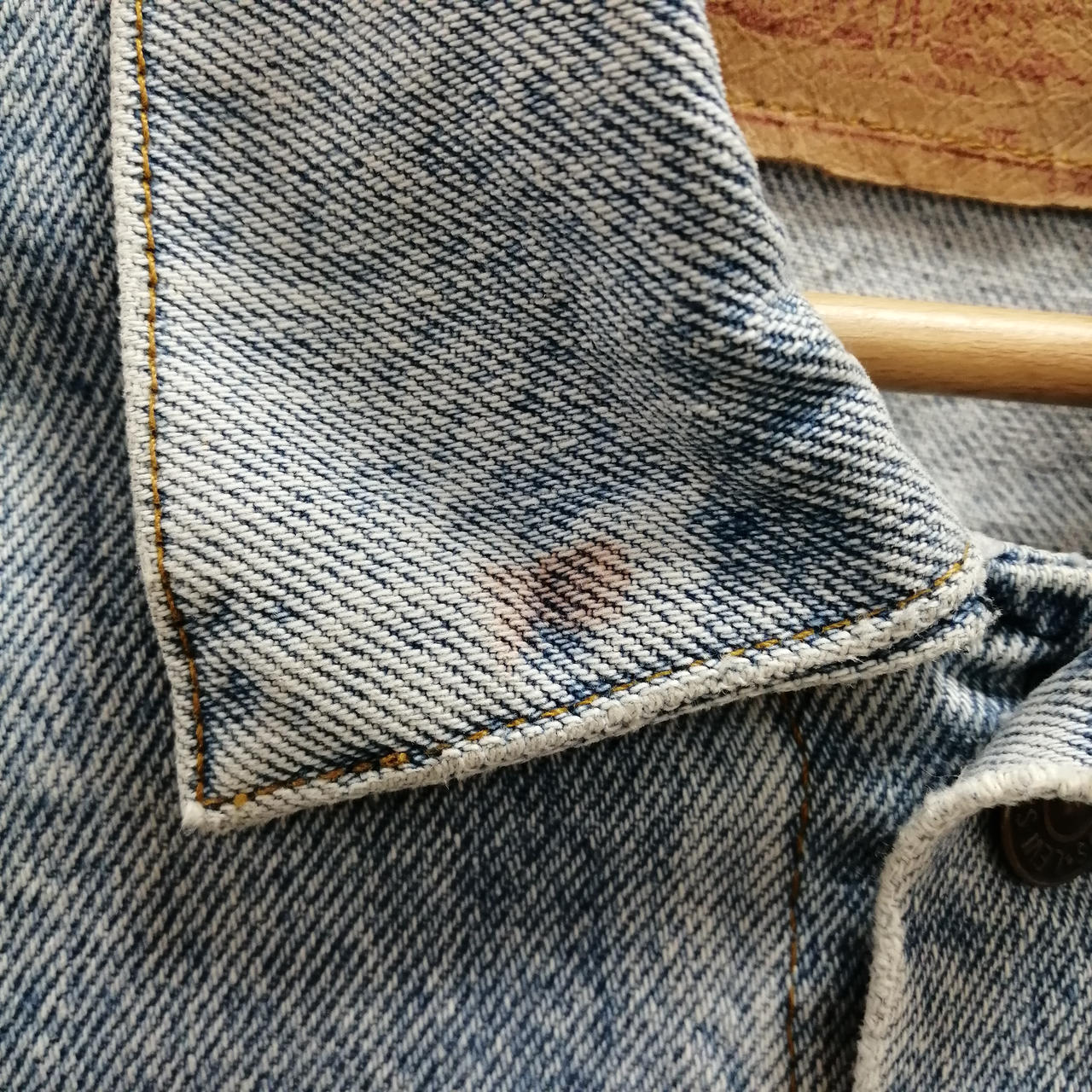 エリ/ソデにシミ多数有