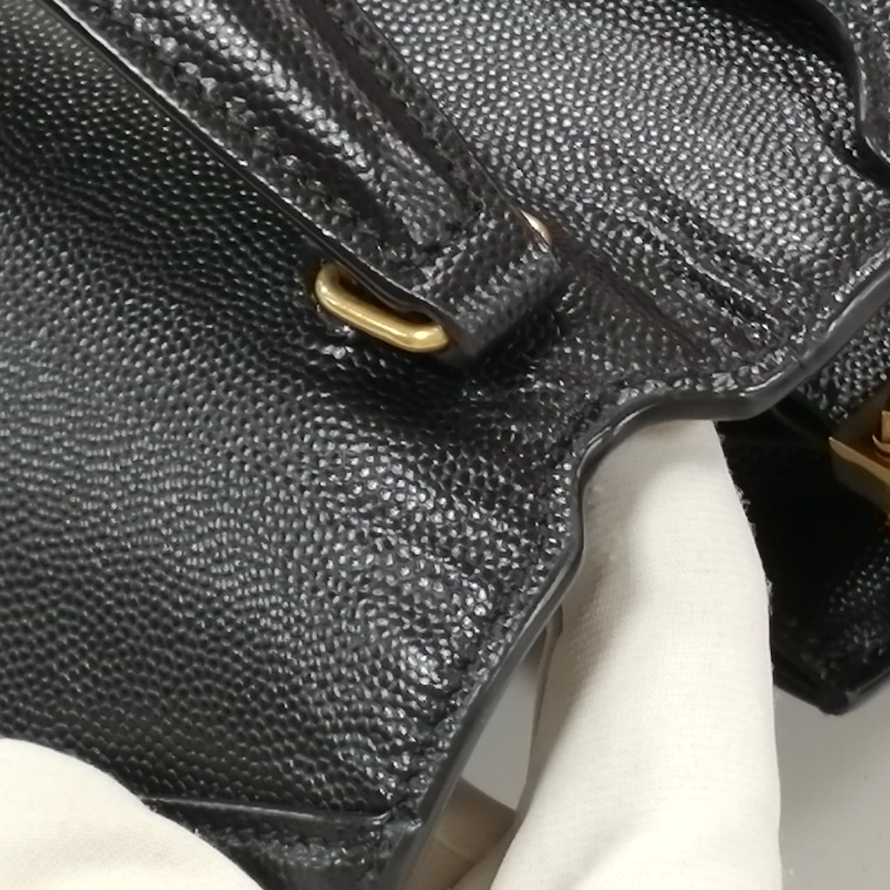 フタ両端にシワ有(写真は開いた時)