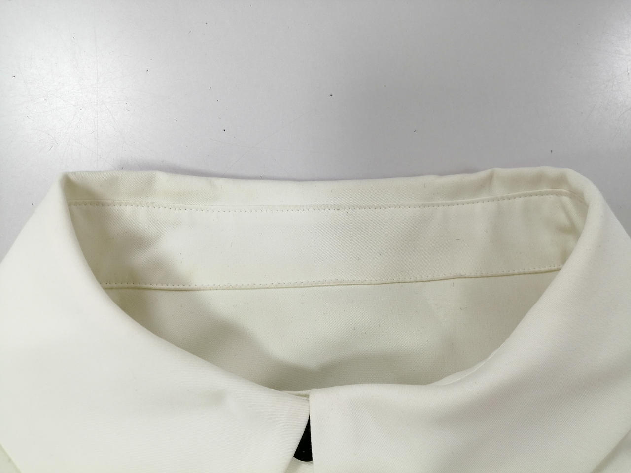 分かりづらいですが首元内側汚れ有