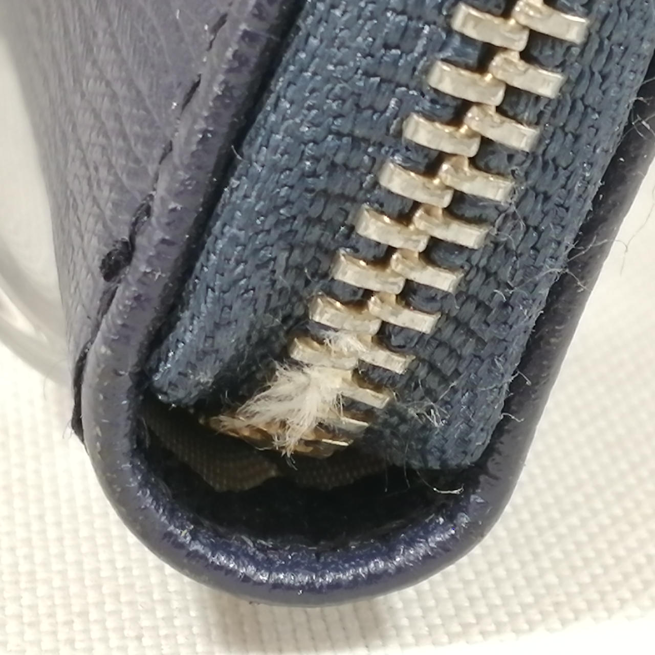 ファスナー下部 繊維噛み有