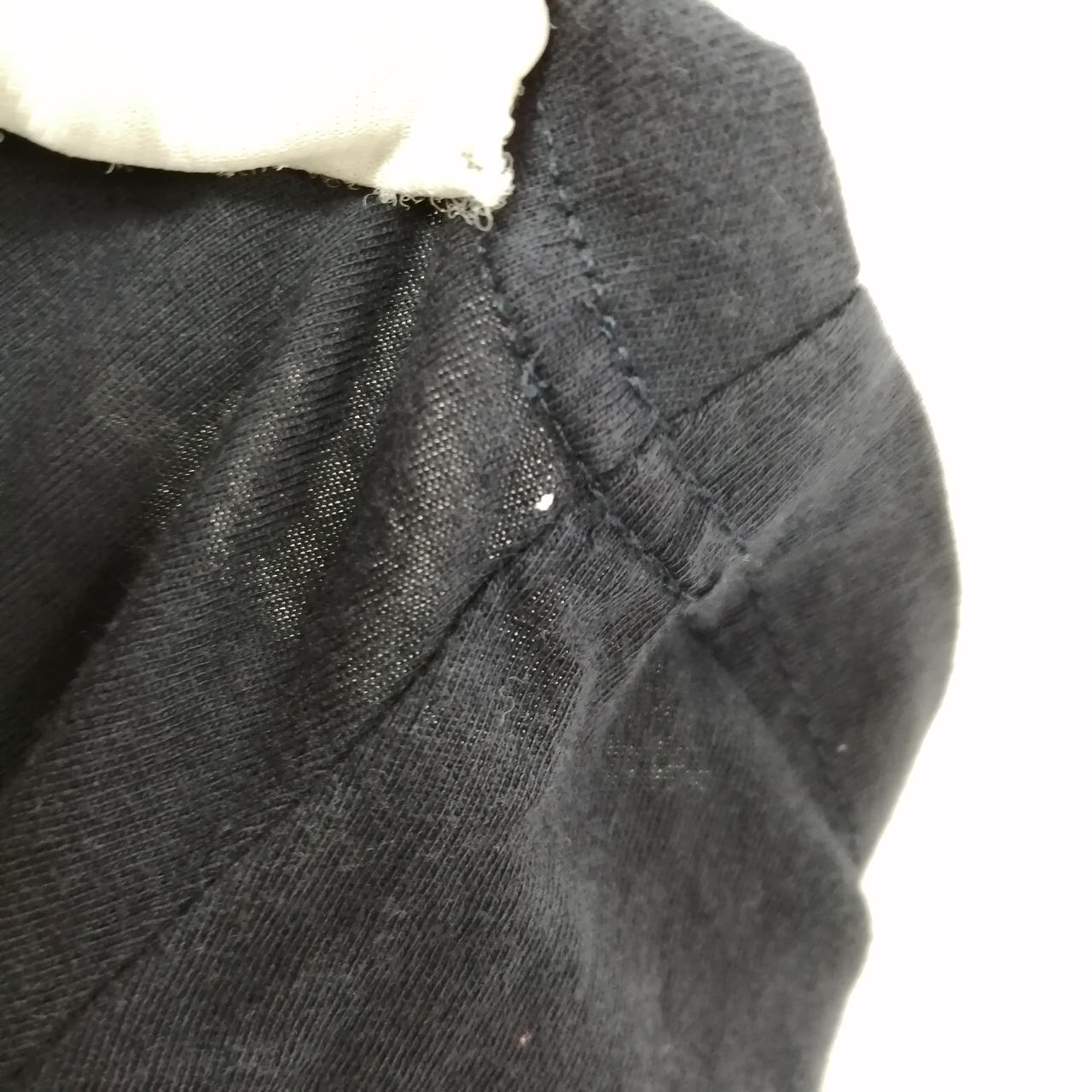 右袖口付近に穴あり
