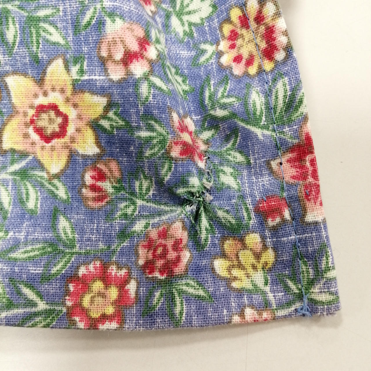 左裾付近補修跡有