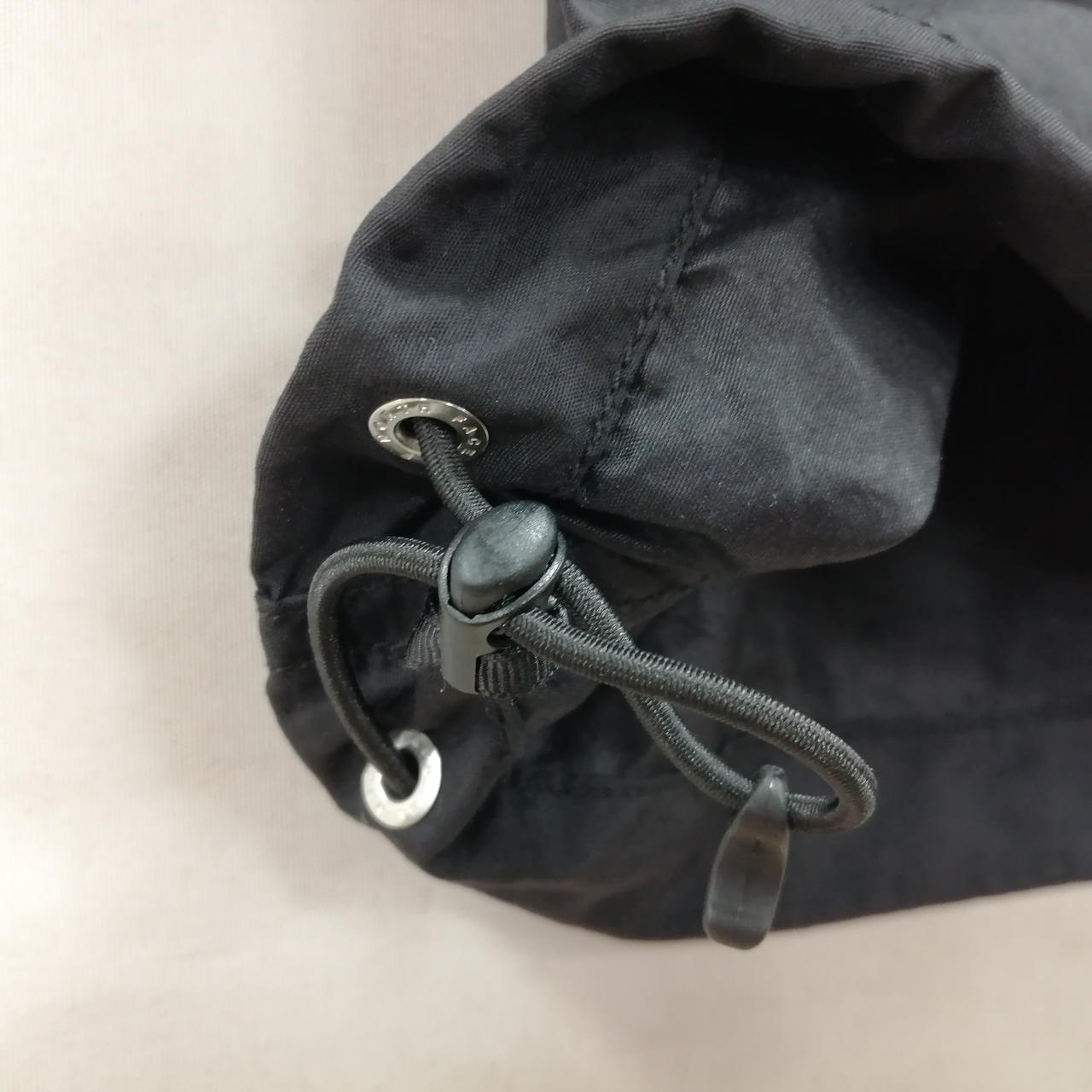 左裾にアジャスター付