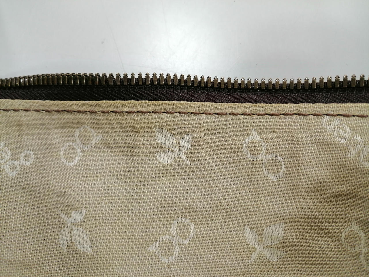 内側ファスナー付近少々変色有