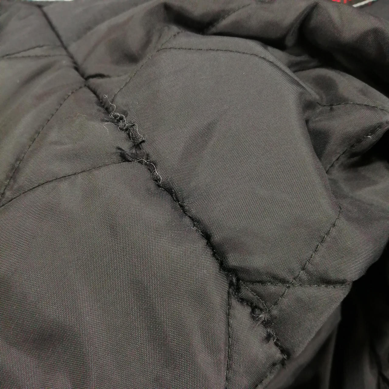 内側左肩周辺裂けの為修繕有