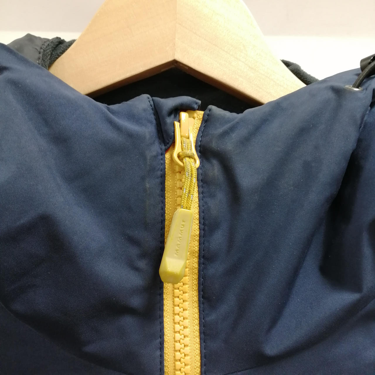 首元汚れ/ファスナー塗装剥げ