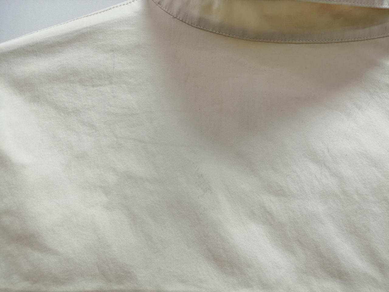 背面肩周辺汚れ多数有