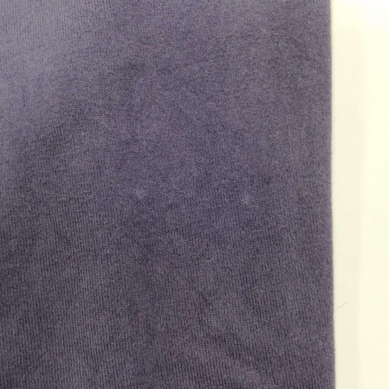 フロント向かって右裾に小さなシミ