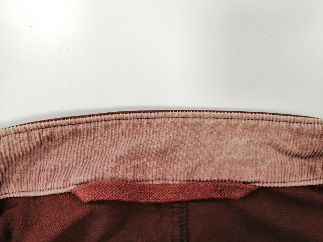 首元若干黄ばみ