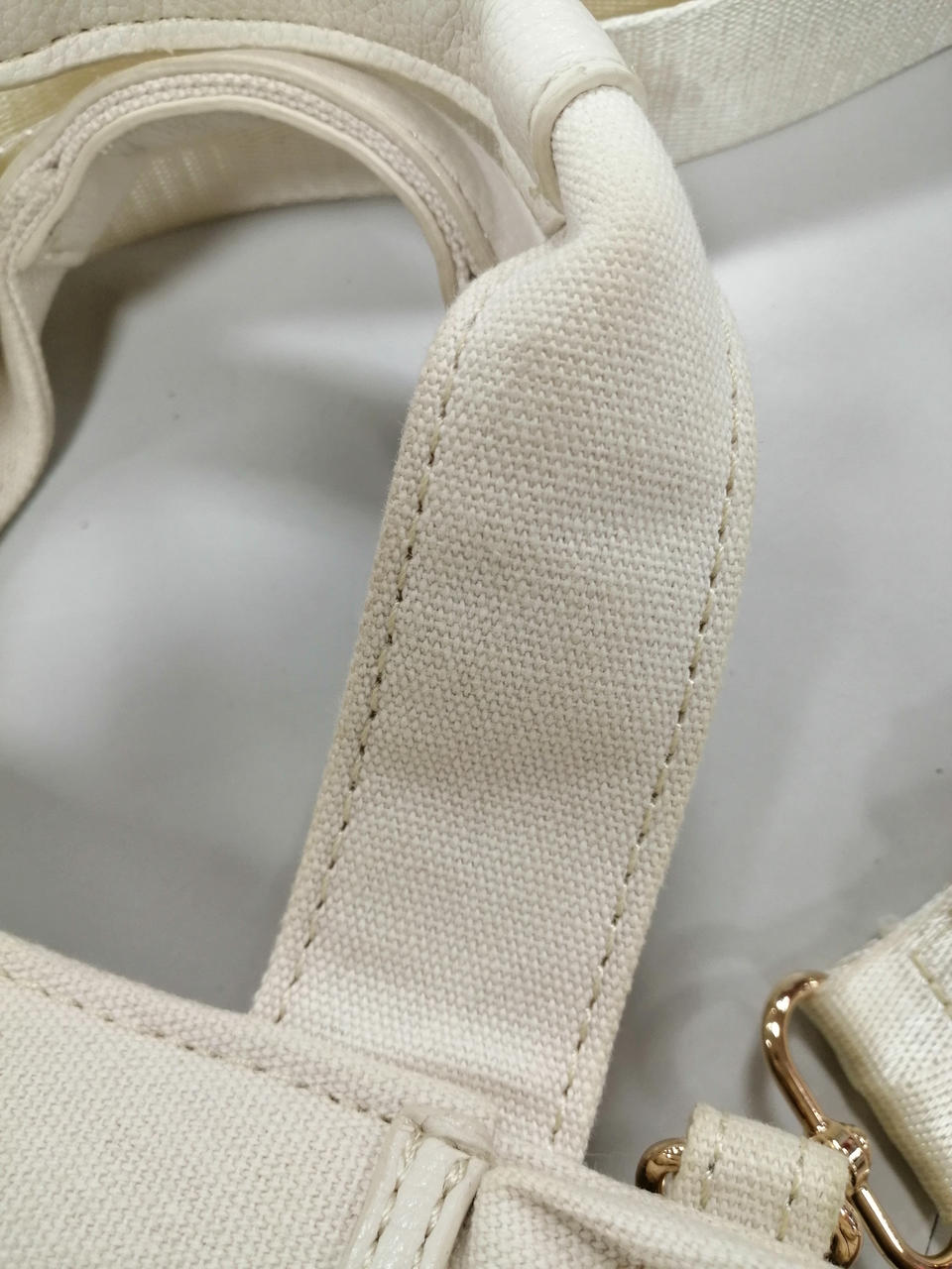 薄く茶色い汚れ有