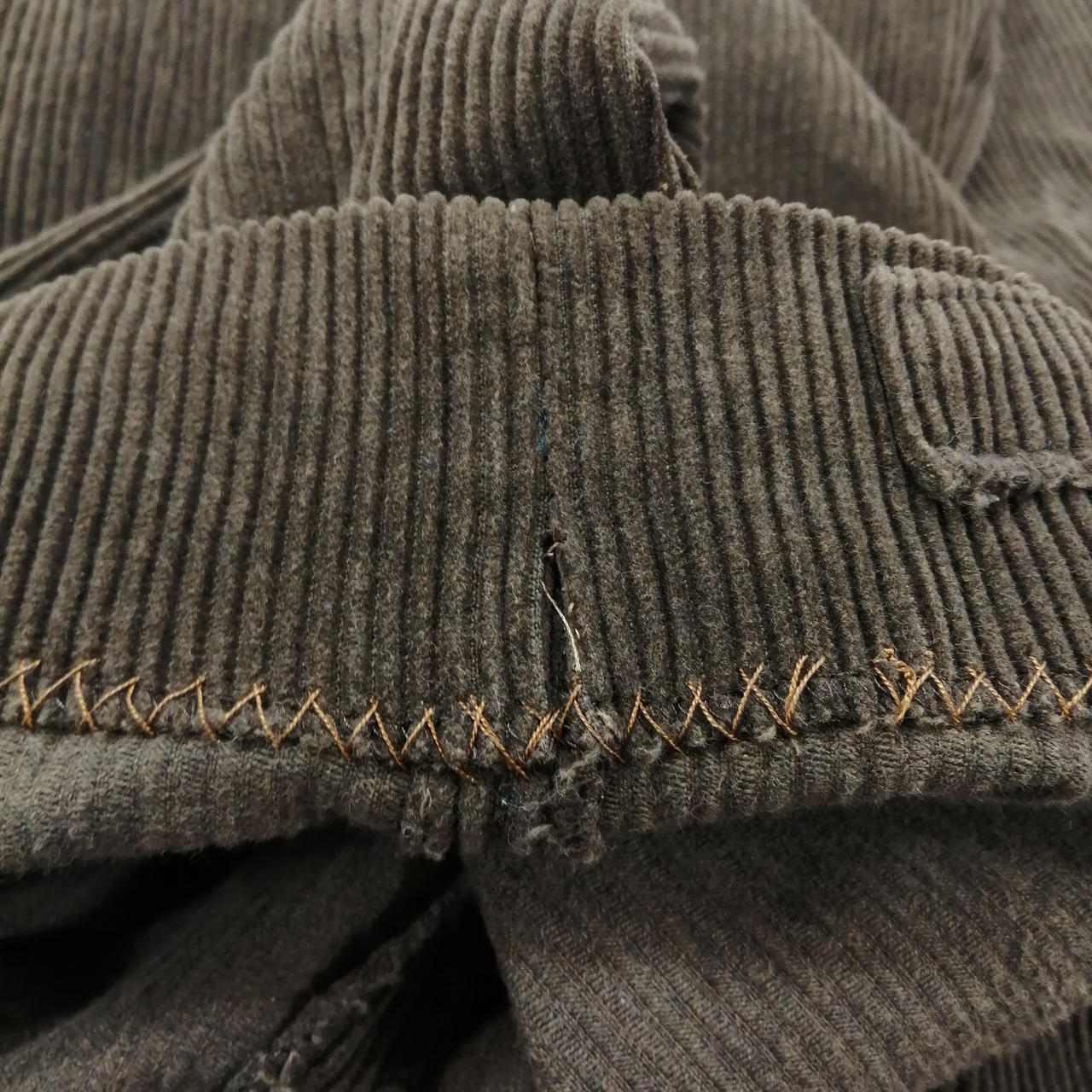 左右で裏ステッチ色違い/左裾ホツレ有