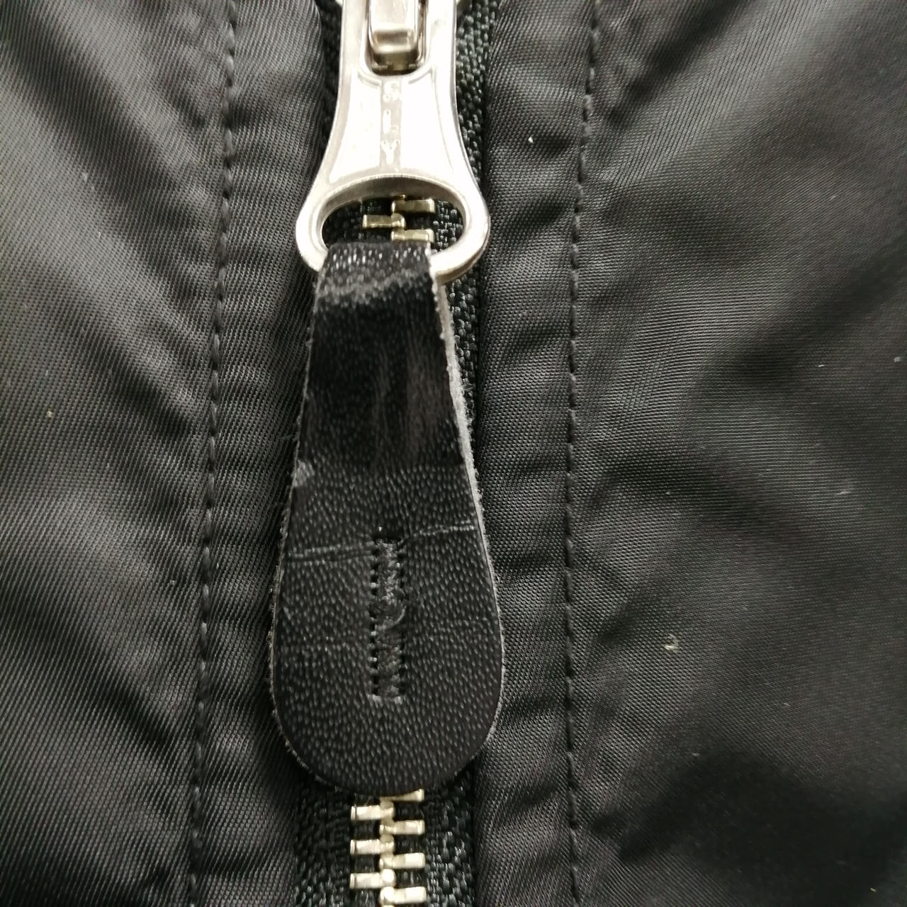 ファスナー持ち手剥がれかけています